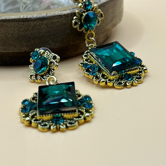 Golden Byrdies Earrings✨ - Picture 6 of 6